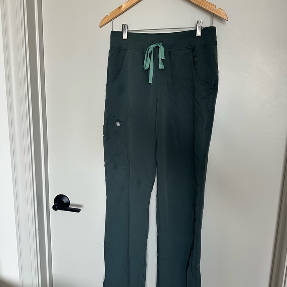 Figs Women's Kade Cargo Scrub Pants - Picture 3 of 4